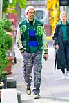 Poznati glumac nosi džemper koji potpisuje brend manekenke Gigi Hadid.
