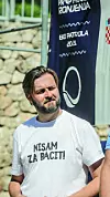 Nakon podvodne avanture ministar se preodjenuo u majicu sa simboličnim natpisom.