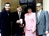 Elton s Davidom Furnishem, mamom Sheilom i očuhom Fredom Fairbrotherom 1998. nakon što ga je kraljica odlikovala viteškom titulom