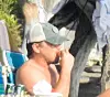 Leo je uživao u društvu prijatelja i oca, a na plaži je nešto i ‘pregrizao‘.