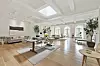Penthouse se nalazi u zgradi izgrađenoj 1924. godine.