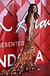 U haljini Versace Atelier na Modnim nagradama u Londonu