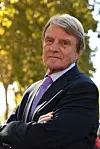 Bernard Kouchner - biološki otac zlostavljanog dječaka.