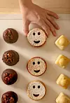 Jammie Dodgers popularni su britanski biskvitni kolačići, dok Franch Fancies karakterizira mekana struktura i slatka glazura