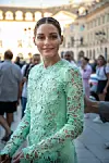 Olivia u Giambattista Valli kreaciji