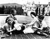Kraljica Elizabeta i princ Philip 1960. sa djecom - princom Charlesom, princezom Anne i princom Andrewom u Balmoralu.