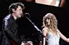 John Mayer i Taylor Swift na zajedničkom nastupu u prosincu 2009.