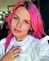 Model Georgia May Jagger isprobala je nijanse od boje fuksije do hladne, baby ružičaste.
