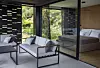 Jedinstven pogled iz spavaćih soba osiguravaju staklene stijene, a privatnost pomični paravani od alubonda