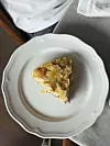 Sto grama tostiranih listića badema pospite preko torte i lagano pritisnite da se zalijepe za kremu