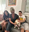 Barbara sa svojom djecom, Danielom i Sonjom, i njihovom buldogicom Bertom