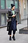 Kožni baloner, crop top na prugice, robusne tenisice i Prada Nylon torba