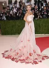 'Manus x Machina: Fashion in an Age of Technology' - tema 2016. godine kada je nosila Burberry Fotografije: Shutterstock Editorial/Profimedia