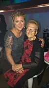 Snježana s gospođom Milicom Žamić na partyju povodom 25 godina magazina. S Glorijom dijeli isti datum rođenja i poveći dio svog stambenog prostora jer redovito je kupuje od prvog broja i vjerno čuva svaki primjerak svojih najdražih novina.