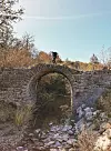 Hodajući stazom Sedam slapova, prelazi se preko Napoleonova mosta, sagrađenog u 19. stoljeću kao dio nedovršene brze ceste od Buzeta prema Pazinu.