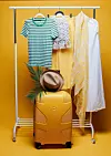 Majica Benetton Aria, 22,95 € / Torba Sisley, 69,95 €/Hlače Sisley, 49,95 €/Šal Taifun, Gerry Weber 59,99 €/Hlače Soyoung, Centra, 29,99 €/Šešir Camel Active, 54,99 €/Kofer Impackt, midium, Koferi.hr, 159 €
