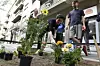 Zagreb, 140520. Tomasiceva ulica. Gradjanska akcija zasadiivanja cvijeca protiv odluke Grada da kazni ljude koji samoinicijativno sade cvijece po zelenim povrsinama. Foto: Goran Mehkek / CROPIX