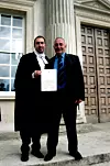 Tata i sin nakon promocije diplome na Sveučilištu Cambridge