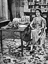 Kraljica Elizabeta u knjižnici Sandringham snimljena 1957. godine dok je snimala božićnu čestitku