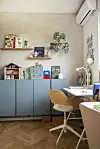 Ikeinu drvenu komodu obojala je u plavo