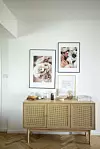 Komoda od ratana i posteri s fotografijama cvijeća koje je Ines snimila