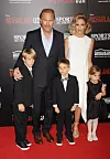Kevin Costner i Christine Baumgartner s djecom Grace, Hayesom i Caydenom