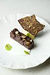 Čokoladni brownie bez glutena s kremom od karamele, lješnjakom, domaćim sladoledom od vanilije i čokoladnim krekerom