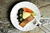Filet lososa dolazi uz crnu leću, mini mrkvu i nježni hollandaise umak