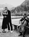 U trenutku prosidbe violončelist je počeo svirati Petrinu omiljenu pjesmu ‘Purple Rain‘ i pojavio se fotograf