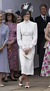 Kate sa svojom Strathberry Multrees Chain Wallet torbicom