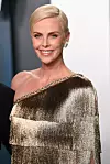 Charlize Theron jednom je prigodom slomila dva zuba zbog čega je bez jednog i ostala, to se ne primijeti zahvaljujući implantatu.