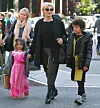 Deborra-Lee Furness s posvojenom djecom 2009., na proslavi ‘Noći vještica‘