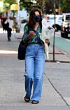 New York City, NY - Katie Holmes is seen carrying a bouquet of flowers and later shops at a Downtown Manhattan supermarket. BACKGRID USA 18 AUGUST 2020,Image: 553578163, License: Rights-managed, Restrictions: , Model Release: no, Credit line: BrosNYC / BACKGRID / Backgrid USA / Profimedia