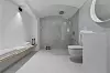 Moderno uređena kupaonica sva je u bijelom