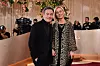 Jason Isaacs i Emma Hewitt