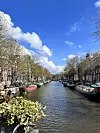Brojni kanali i mostovi u Amsterdamu za nju su neodoljivi