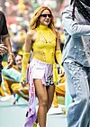 Shakira je za svoj nastup odabrala upečatljiv neonsko-žuti bodi s asimetričnom suknjom izrađenom od elemenata inspiriranih nogometnim dresovima