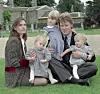 Grof Spencer sa suprugom Victoriom Aitken i kćerima Kitty; Elizom i Ameliom u Althorpu