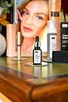 Active Hair Serum ima formulu koja djeluje direktno na folikul dlake, potiče mikrocirkulaciju vlasišta i vraća snagu, gustoću i sjaj kosi