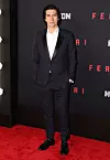 Adam Driver za crveni je tepih odabrao crno odijelo i bijelu košulju