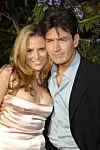 S trgovkinjom nekretninama Brooke Mueller oženio se 2008. i dobio dva sina, no taj je brak završio zabranom pristupa njoj i djeci