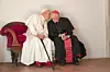 Anthony Hopkins i Jonathan Pryce u filmu 'The Two Popes'
