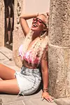 Alya je počela pjevati još s pet godina, a prve uspjehe na festivalima doživjela je s 18.