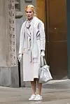 Na setu filma glumica je nosila čak nekoliko stylish kaputa na vezanje, a mi ne možemo odlučiti koji joj bolje stoji