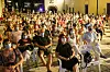 Motovun, 300720. Unatoc korona pandemiji otvorenje ovogodisnjeg putujuceg Motovun film festivala dogodilo se u samom srcu svih festivalskih zbivanja, u motovunskom kinu Trg. Cast otvorenja pripao je dugogodisnjem djelatniku festivala Danilu Serbedziji s njegvim filmom Tereza37. Festival se nastavlja sutra po razlicitim gradovima prvo po Istri a zatim i po nekim gradovima Hrvatske. Na fotografiji: gledatelji s maskicama stvaraju zajednicku fotografiju. Foto: Goran Sebelic / CROPIX
