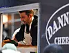 Bradley Cooper gostima je pekao i posluživao slasne burgere