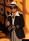 Bruno Mars accepts na dodjeli nagrada BET u Gucci odijelu Fotografija: Profimedia