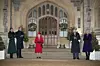 Kraljica Elizabeta ispred Windsora okružena sinom Charlesom i unukom Williamom te njihovim suprugama.