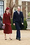 Princeza Kate nosi kaput-haljinu Emilje Wickstead i šešir Jane Taylor, a kao poseban detalj ističe se broš u obliku pera