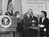 Robert Oppenheimer u društvu supruge Kitty prima nagradu Enirco Fermi iz ruku predsjednika SAD-a Lyndona B. Johnsona 2. prosinca 1963.